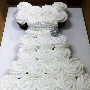 Pasidaryk pats: tortas iš keksiukų „Suknelė“