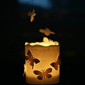 Pasidaryk pats: žvakidė su šokančiais drugeliais